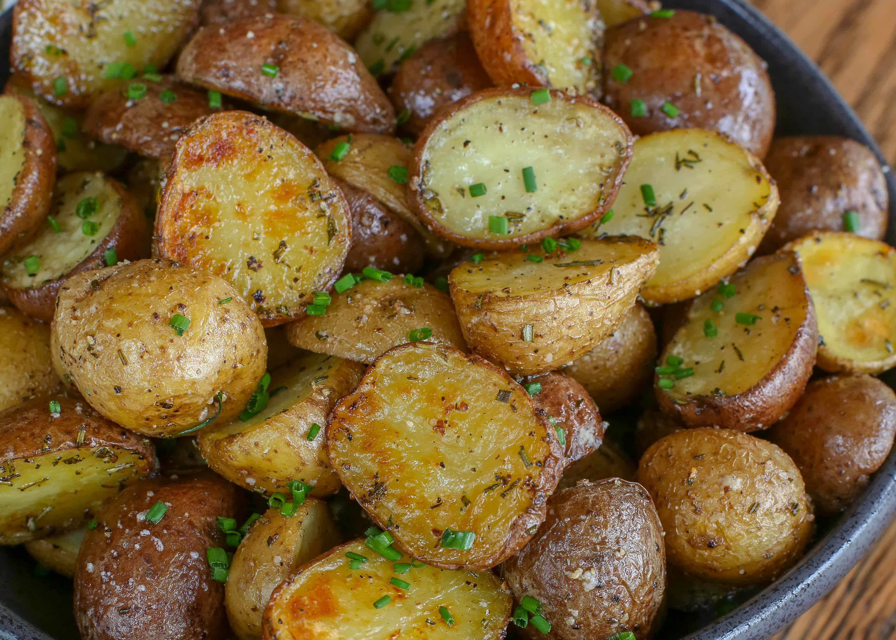 Easy Crispy Rosemary Roasted Potatoes: Fluffy & Flavorful